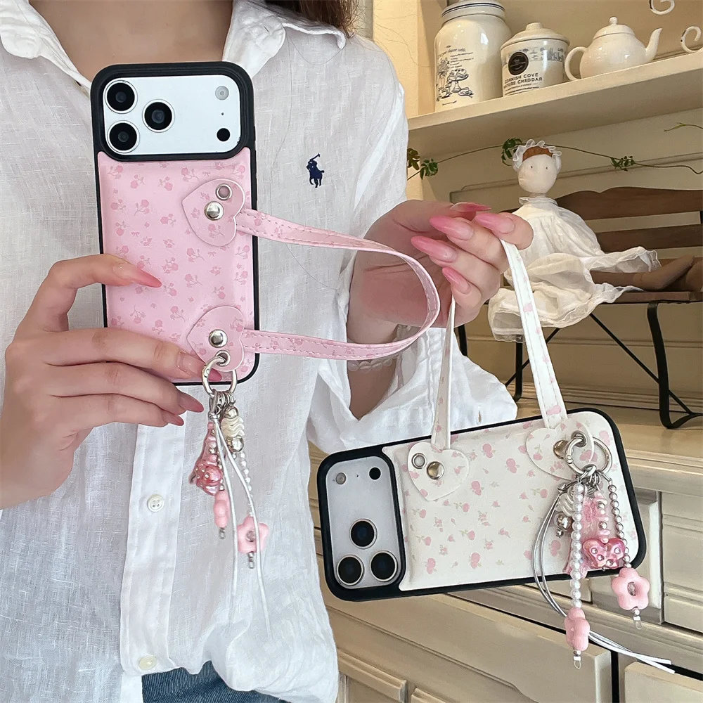 Korean Cute Little Flower Leather Handbag Phone Case for iPhone 16 Pro 14 13 17 Pro 15 Pro Max Funda With Charm Shockproof Cover
Korean Cute Little Flower Leather Handbag Phone Case for iPhone 16 Pro 14 13 17 Pro 15 Pro Max Funda With Charm Shockproof Cover