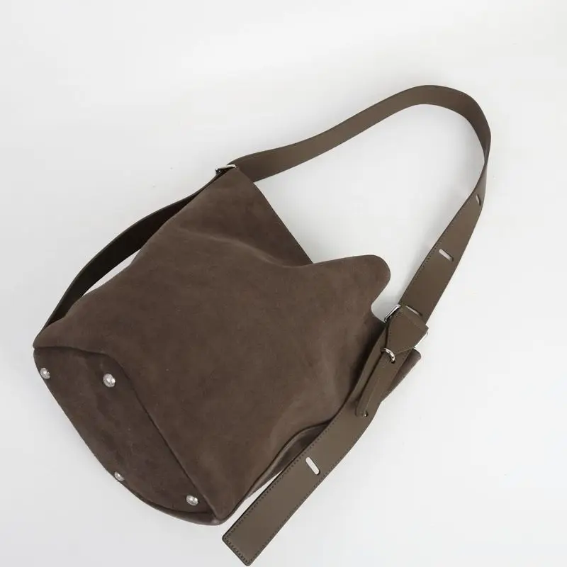 Faux Sued Retro leather ruffled handbag fashion bag with removable and adjustable shoulder strap high-grade single shoulder bag
Faux Sued Retro leather ruffled handbag fashion bag with removable and adjustable shoulder strap high-grade single shoulder bag