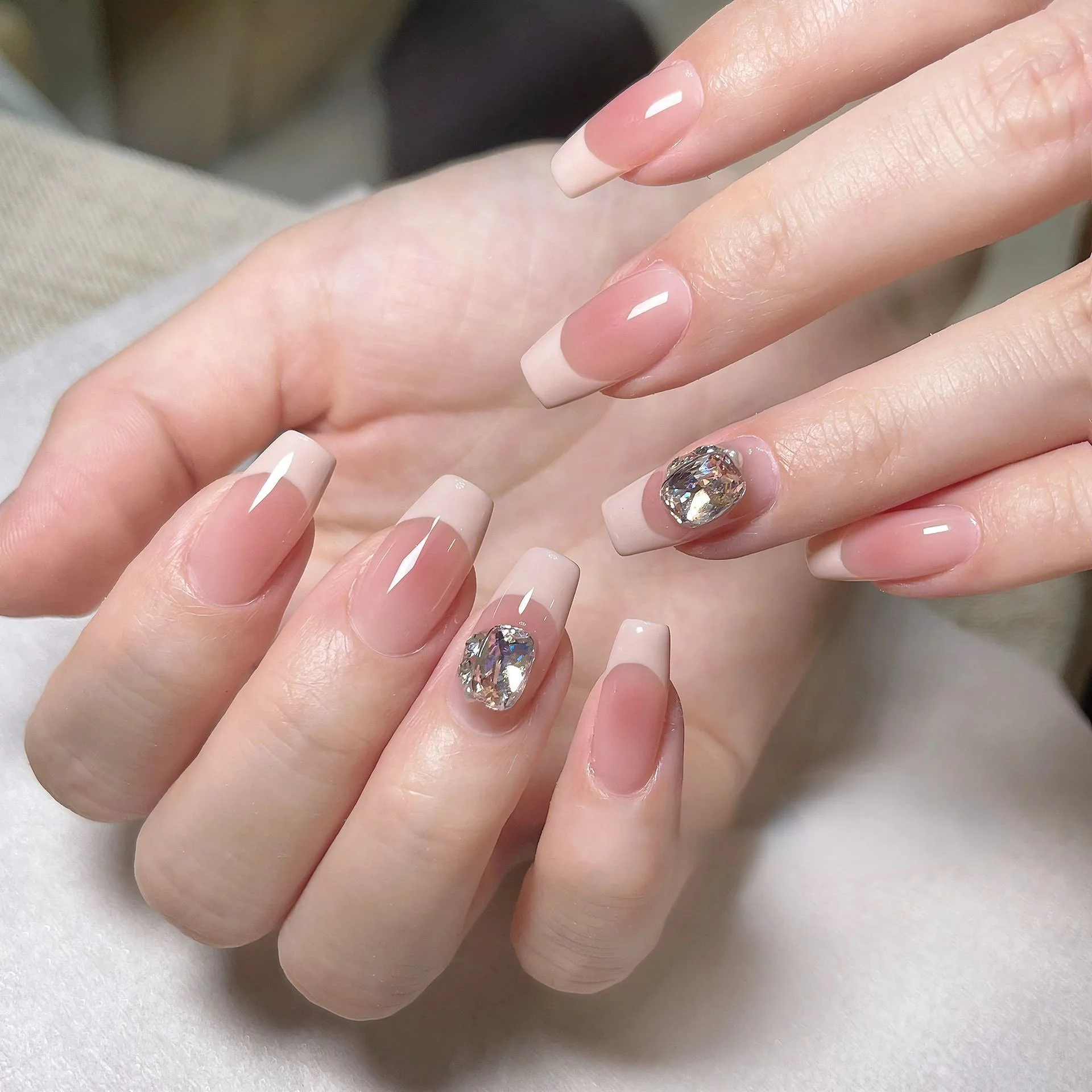 10pcs Handmade Press on Nails Gray Powder and Diamond French Full Coverage Nail for Women&Girl Removable Wearable Nail Art
10pcs Handmade Press on Nails Gray Powder and Diamond French Full Coverage Nail for Women&Girl Removable Wearable Nail Art