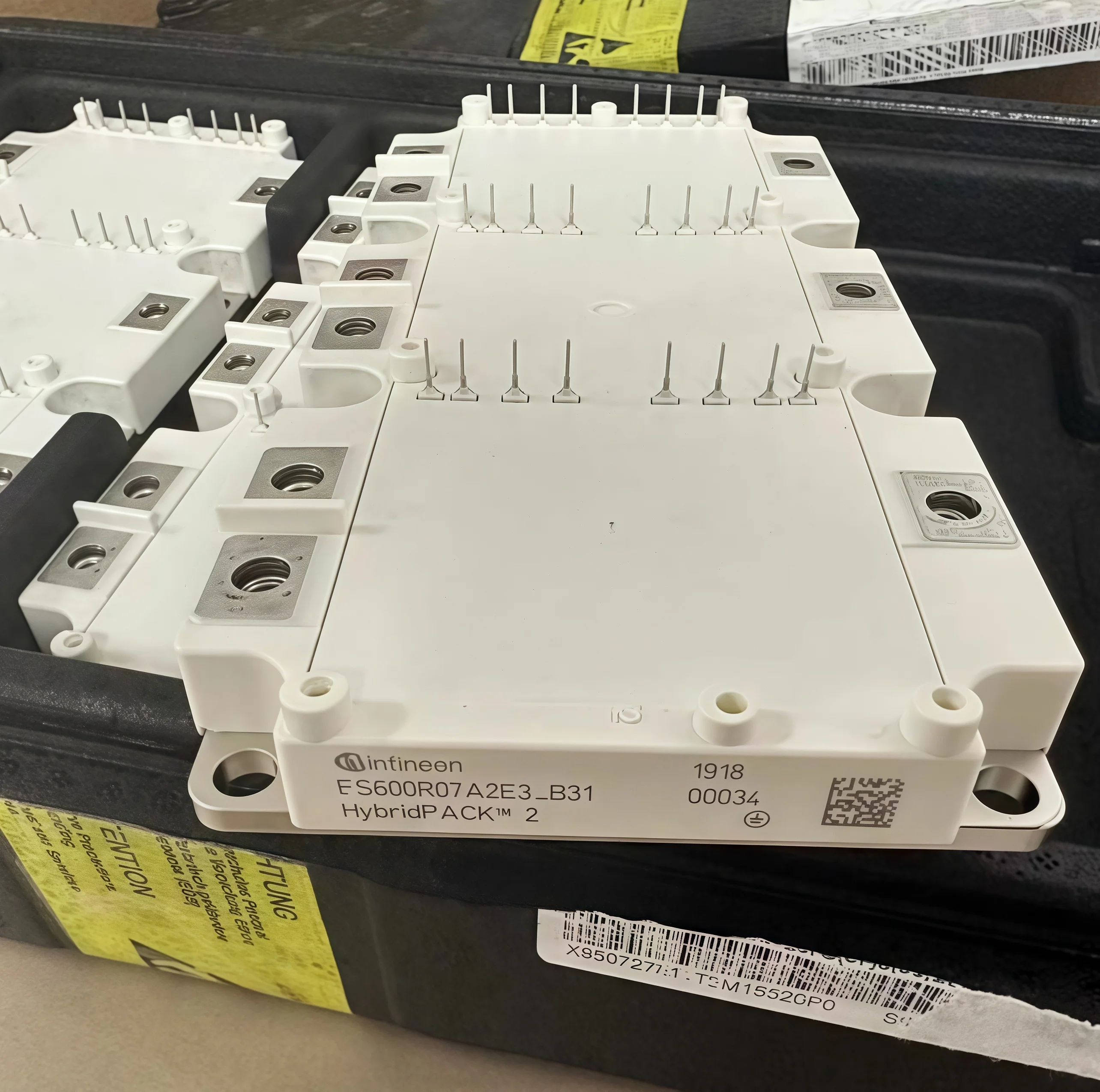 Infineon IGBT new energy vehicle module FS600R07A2E3-B31 FS800R07A2E3_B31 original stock!
Infineon IGBT new energy vehicle module FS600R07A2E3-B31 FS800R07A2E3_B31 original stock!