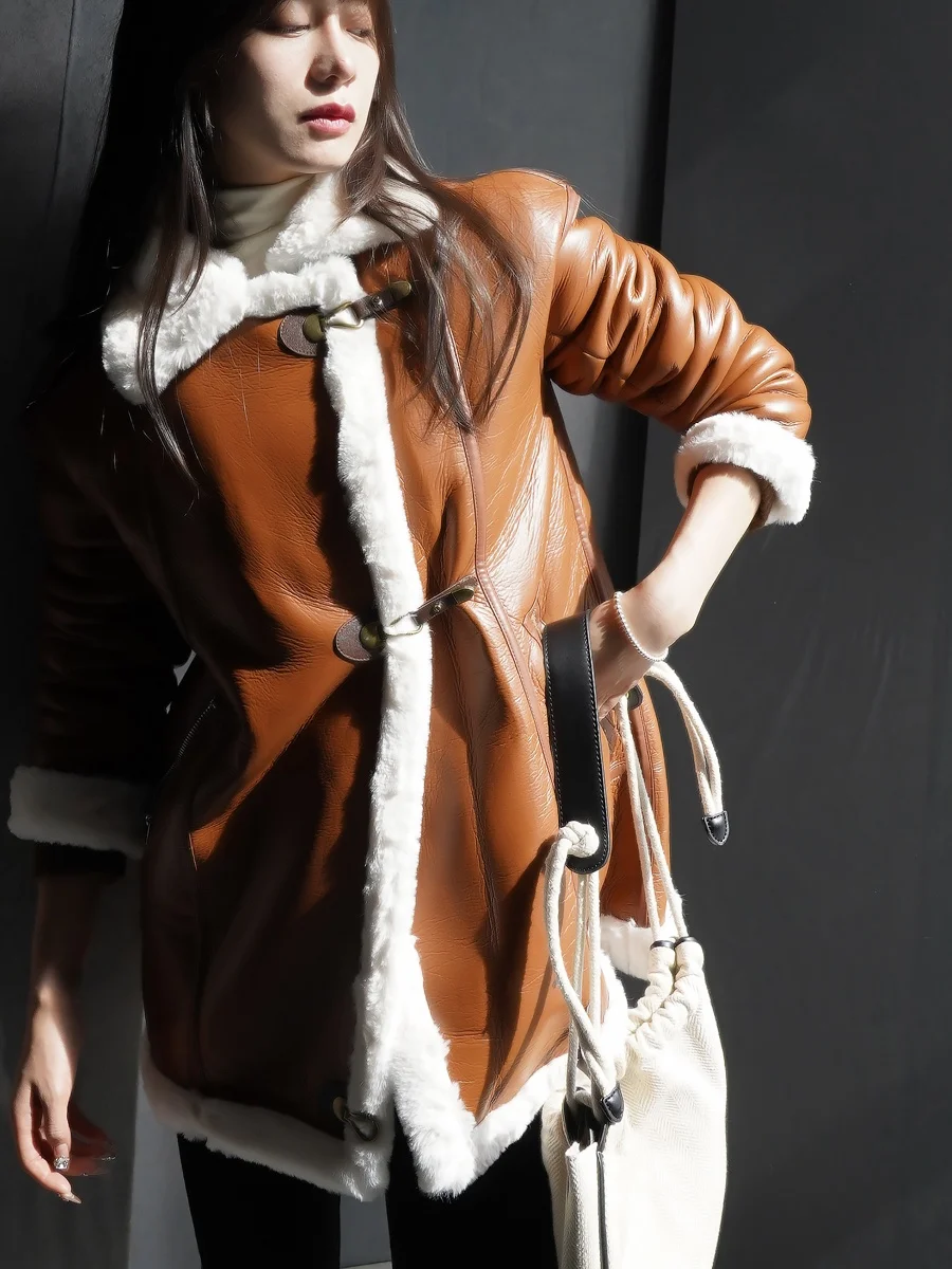 Warmo Women's Fur Coat Casual Biker Style Integrated Leather And Fur Parka Winter Jacket Long Sleeve Mid-Length Retro Trend
Warmo Women's Fur Coat Casual Biker Style Integrated Leather And Fur Parka Winter Jacket Long Sleeve Mid-Length Retro Trend