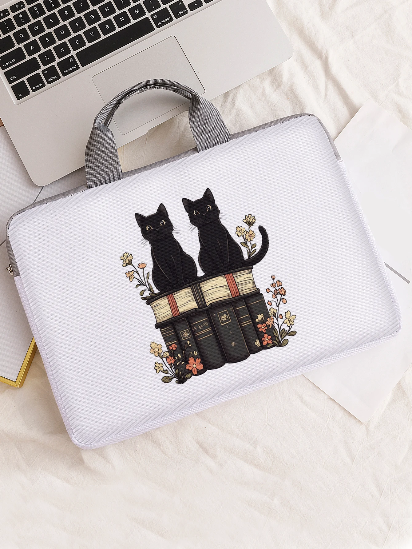 One Set, Two Styles, Black Cat and Books Pattern Printed Laptop Sleeve, Briefcase, Suitable for 14-inch Laptops
One Set, Two Styles, Black Cat and Books Pattern Printed Laptop Sleeve, Briefcase, Suitable for 14-inch Laptops