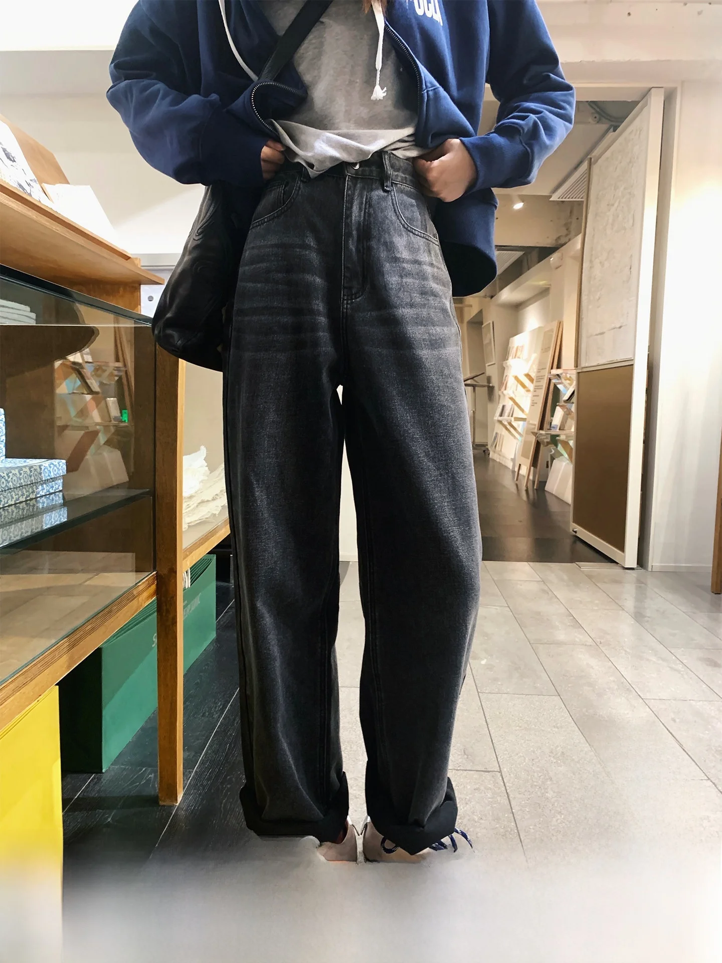 Женские джинсы Thevever Zhang Da из чесаного длинноволокнистого хлопка, многократной стирки, 3D, в стиле ретро, угольно-черные, прямого кроя
Женские джинсы Thevever Zhang Da из чесаного длинноволокнистого хлопка, многократной стирки, 3D, в стиле ретро, угольно-черные, прямого кроя