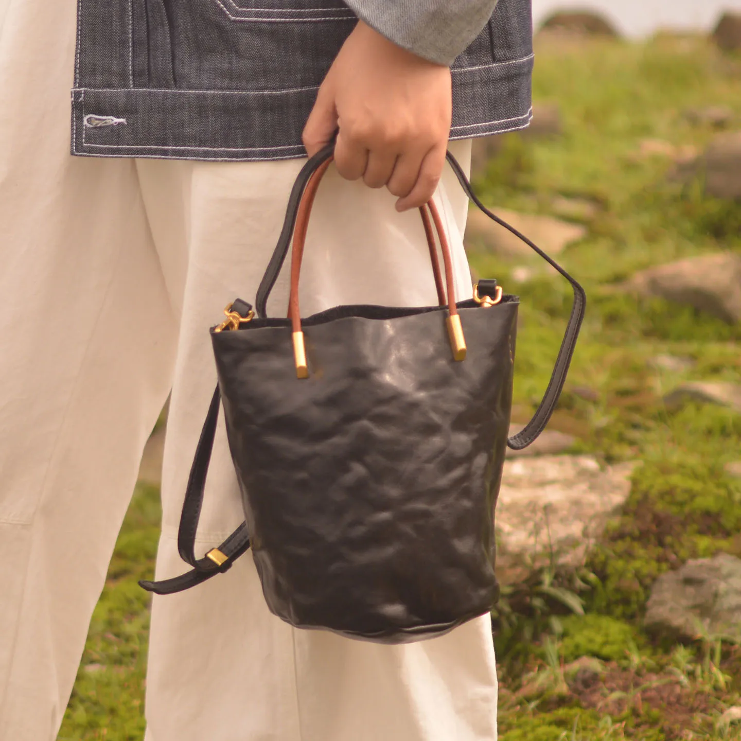 AETOO Leather bucket bag made of top-grain tanned cowhide for ladies. Premium leather handbag with high-grade feel. Korean versi
AETOO Leather bucket bag made of top-grain tanned cowhide for ladies. Premium leather handbag with high-grade feel. Korean versi