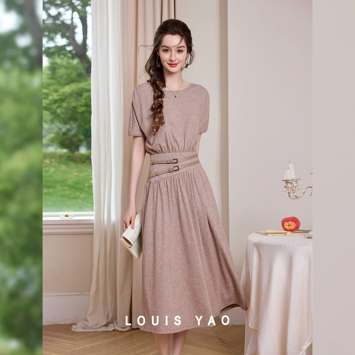LOUIS YAO French Minimalist Knit Dress 2026 Summer Stretchy Waist Tie Round Neck Short Sleeve Smooth Drape Long Dress for Women
LOUIS YAO French Minimalist Knit Dress 2026 Summer Stretchy Waist Tie Round Neck Short Sleeve Smooth Drape Long Dress for Women