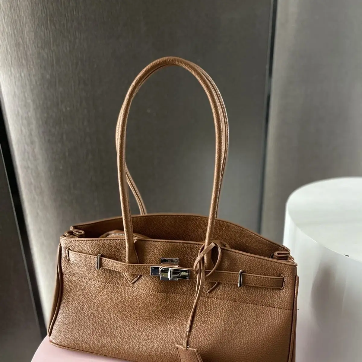 2026, новая модная универсальная повседневная модная сумка из воловьей кожи большой емкости с узором личи, портативная сумка через плечо
2026, новая модная универсальная повседневная модная сумка из воловьей кожи большой емкости с узором личи, портативная сумка через плечо