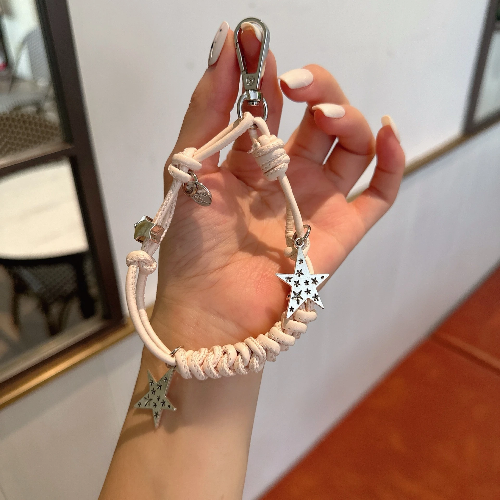 New Leather Braided Star Pendant Phone Lanyard Girl Heart Bag Pendant Decorative Jewelry Mobile Phone Strap Couple Style Chain
New Leather Braided Star Pendant Phone Lanyard Girl Heart Bag Pendant Decorative Jewelry Mobile Phone Strap Couple Style Chain