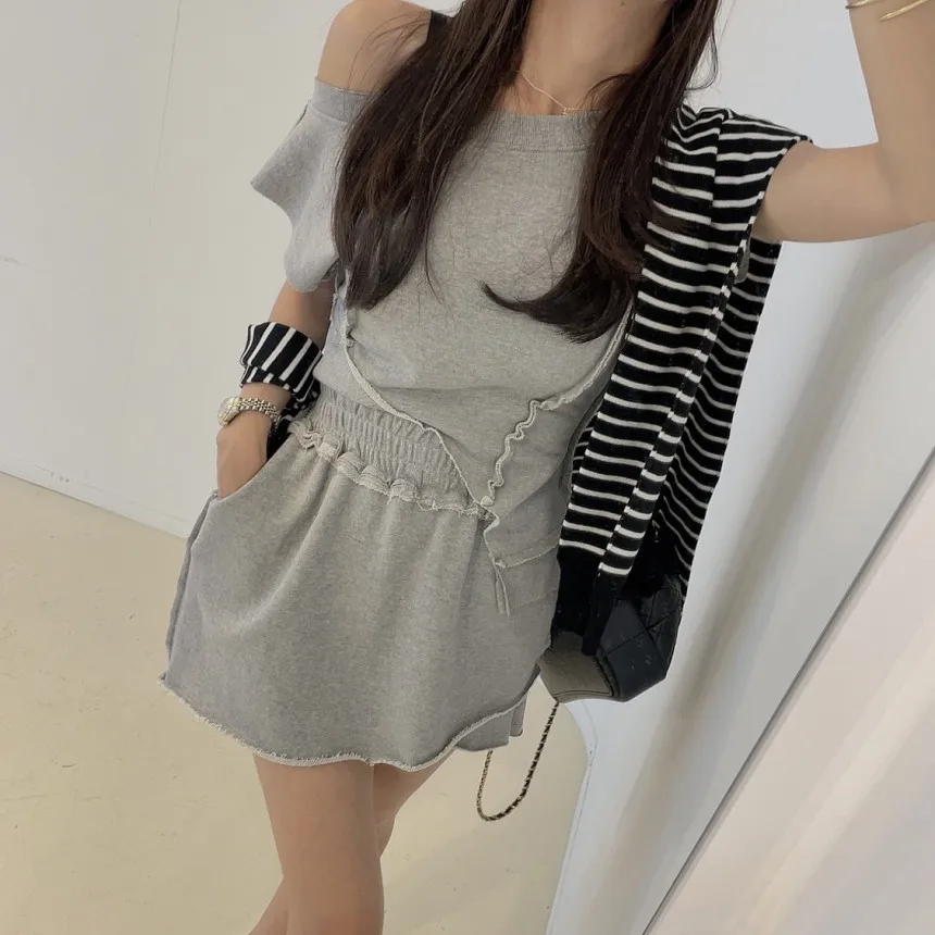 Asymmetrical Hem T-irt Top Women's High Waist Slim Fit Elastic oulder Baring Pants Skirt Set Cotton Summer Faion
Asymmetrical Hem T-irt Top Women's High Waist Slim Fit Elastic oulder Baring Pants Skirt Set Cotton Summer Faion