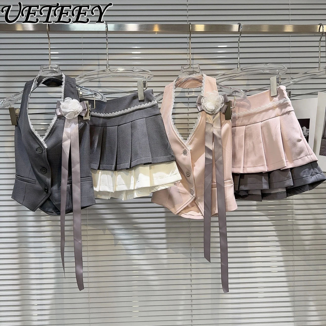 Spring and Summer New Pin Neck Vest Temperament Single-breasted Short Tank Tops + Contrasting Color Pleated Short Skirt Set
Spring and Summer New Pin Neck Vest Temperament Single-breasted Short Tank Tops + Contrasting Color Pleated Short Skirt Set