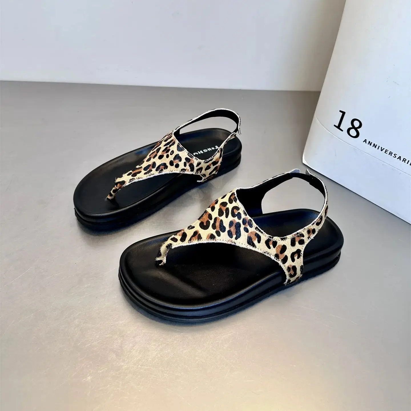 Leopard-print Flip-flops for Women Comfortable Thick-soled Leather Clip Toe Flat Sandals Summer Fashion T-Strap Beach Mules Shoe
Leopard-print Flip-flops for Women Comfortable Thick-soled Leather Clip Toe Flat Sandals Summer Fashion T-Strap Beach Mules Shoe