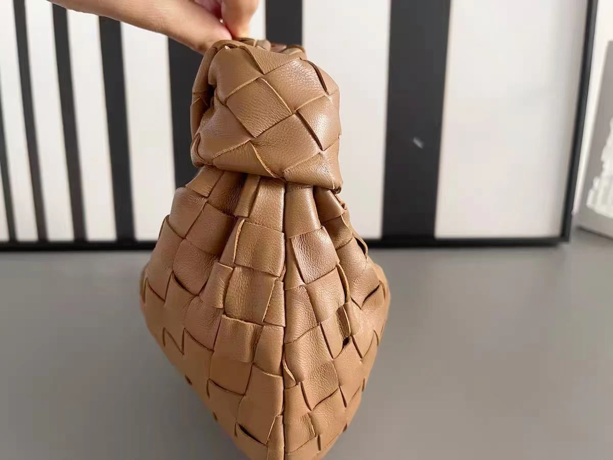 Fashionable Versatile Cow Leather Women's Bag Small Square Crossbody Shoulder Bag Single Handle Wristlet For Camera
Fashionable Versatile Cow Leather Women's Bag Small Square Crossbody Shoulder Bag Single Handle Wristlet For Camera