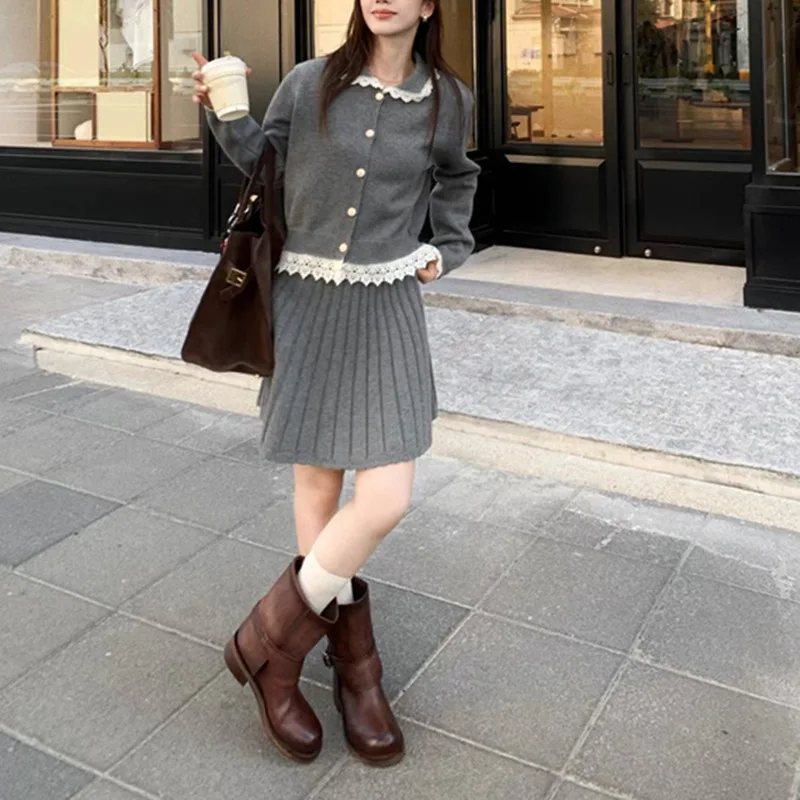2025 Short Lace Sweater Cardigan Jacket Two-piece Set Women's Knitted Pleated Short Skirt Set
2025 Short Lace Sweater Cardigan Jacket Two-piece Set Women's Knitted Pleated Short Skirt Set