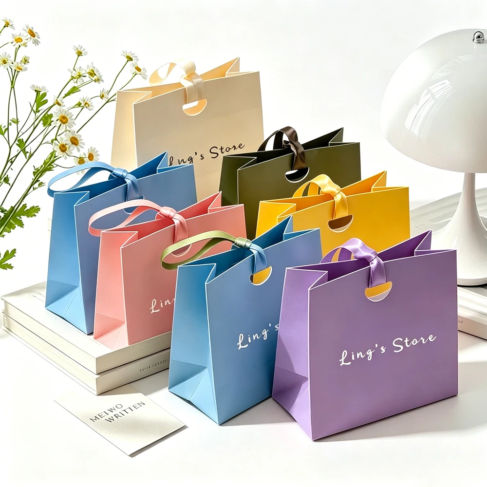 Personalized Logo 15.5×14.5×7.5cm Jewelry Gift Tote Bag Cosmetic Lipstick Eyelash Bracelet Earring Ring Packaging Luxury Handbag
Personalized Logo 15.5×14.5×7.5cm Jewelry Gift Tote Bag Cosmetic Lipstick Eyelash Bracelet Earring Ring Packaging Luxury Handbag