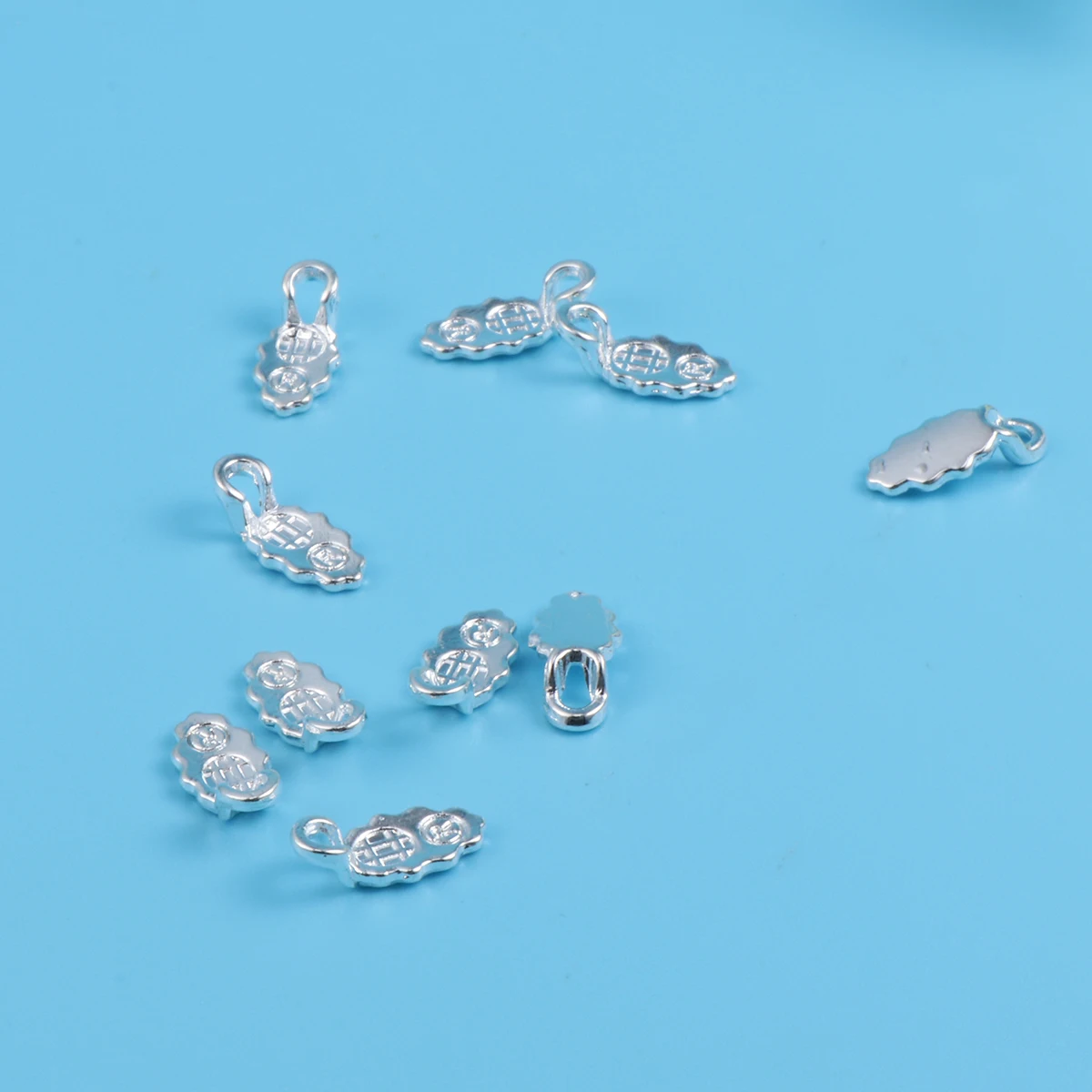 30 pcs Earring Bails Glue On Silver Plated Design Flat Pad Diy Accessories Jewelry Making Pendant Crafts Silver Color
30 pcs Earring Bails Glue On Silver Plated Design Flat Pad Diy Accessories Jewelry Making Pendant Crafts Silver Color