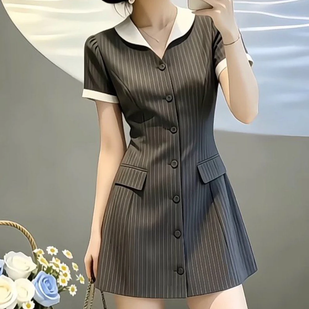 summer has a strong aura, dignified and atmospheric, and a gray waist-pinching dress is worn by women
summer has a strong aura, dignified and atmospheric, and a gray waist-pinching dress is worn by women