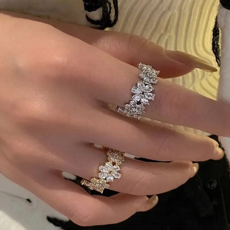 Fashion light luxury simple personality full zircon flower ring temperament small floral ring ladies party birthday jewelry gift
Fashion light luxury simple personality full zircon flower ring temperament small floral ring ladies party birthday jewelry gift