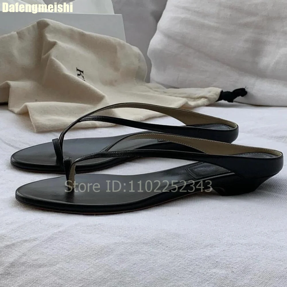 Новые женские шлепанцы-сандалии из кожи с открытым носком на низком каблуке, повседневные, черные/бордовые, модные, 2026 года, летние
Новые женские шлепанцы-сандалии из кожи с открытым носком на низком каблуке, повседневные, черные/бордовые, модные, 2026 года, летние
