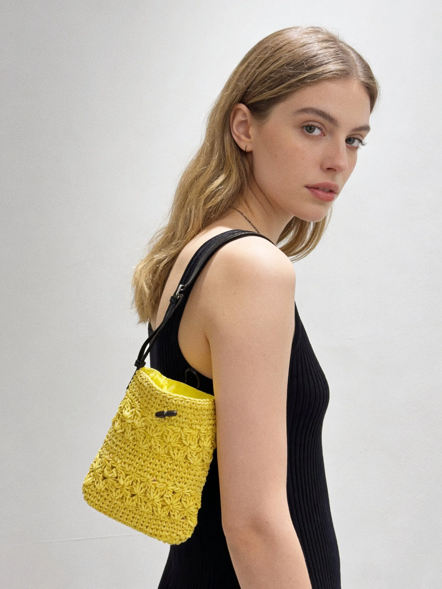 High-quality minimalist lightweight women's phone bag hollow-out zippered crossbody bag for summer beach vacation and commuting
High-quality minimalist lightweight women's phone bag hollow-out zippered crossbody bag for summer beach vacation and commuting