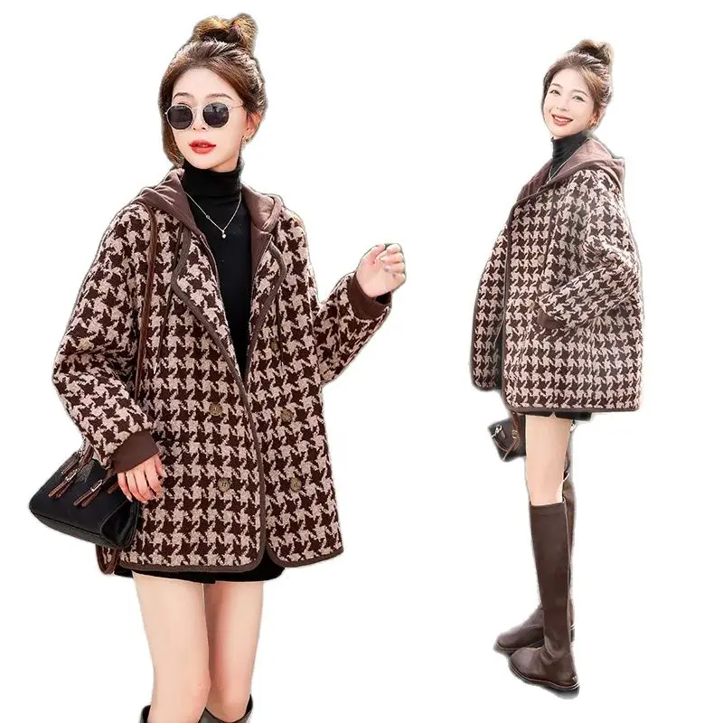 2022 Classic Plaid Stitching Hooded Overcoat Fake Two-Piece Wool Jacket For Women Autumn And Winter 2022 New Loose Ladies' Coat
2022 Classic Plaid Stitching Hooded Overcoat Fake Two-Piece Wool Jacket For Women Autumn And Winter 2022 New Loose Ladies' Coat