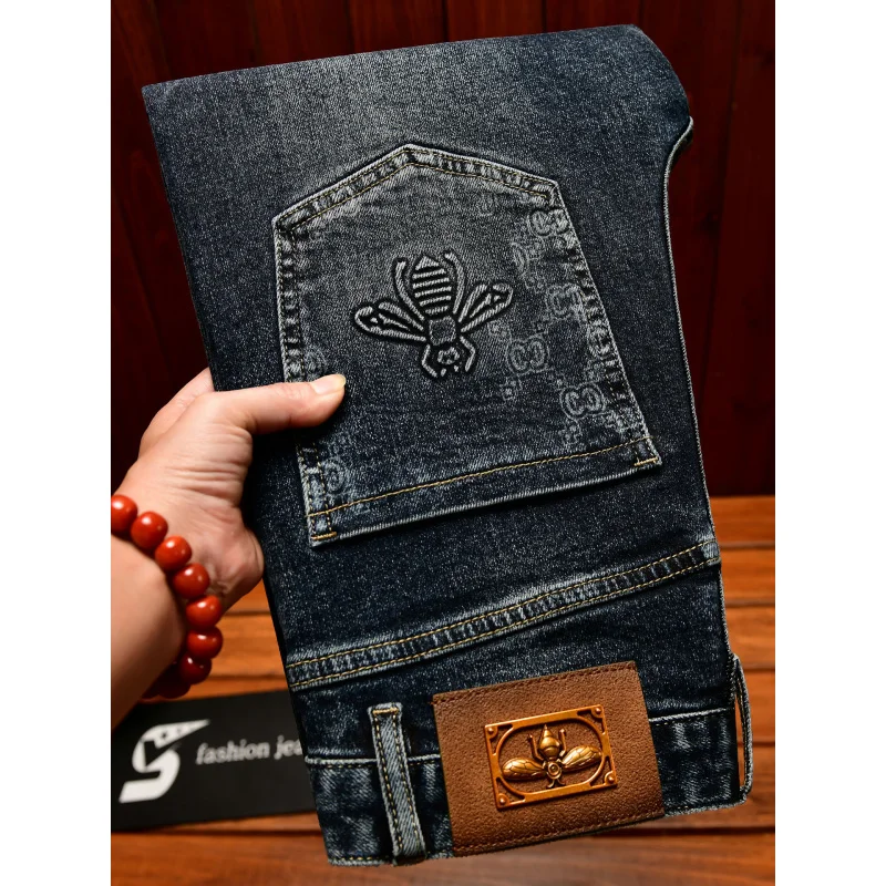 Легкие роскошные мужские джинсы с принтом на осень 2025 года, маленькие ноги, эластичные, повседневные трендовые, высококачественные длинные брюки в стиле ретро.
Легкие роскошные мужские джинсы с принтом на осень 2025 года, маленькие ноги, эластичные, повседневные трендовые, высококачественные длинные брюки в стиле ретро.