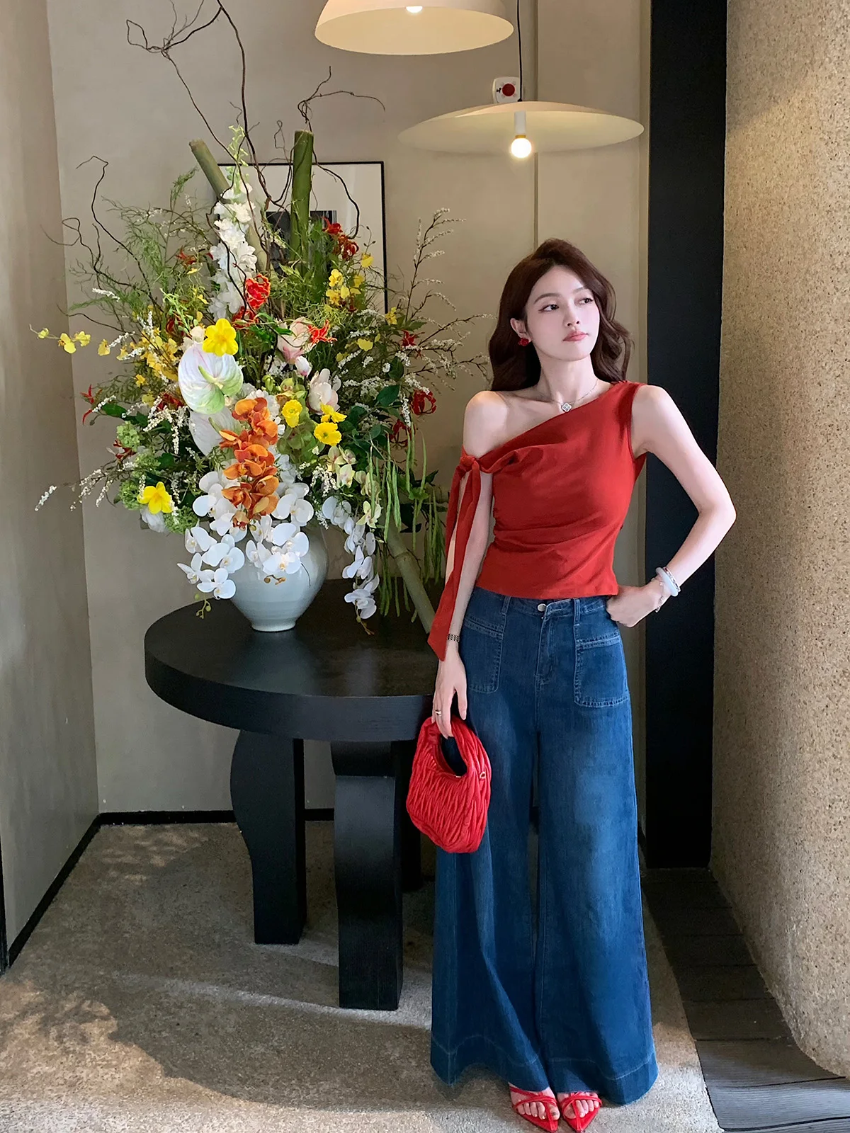 Универсальные винтажные синие широкие джинсы для женщин, тонкие, весенне-летние, свободные, с высокой талией, длинные брюки, повседневные
Универсальные винтажные синие широкие джинсы для женщин, тонкие, весенне-летние, свободные, с высокой талией, длинные брюки, повседневные