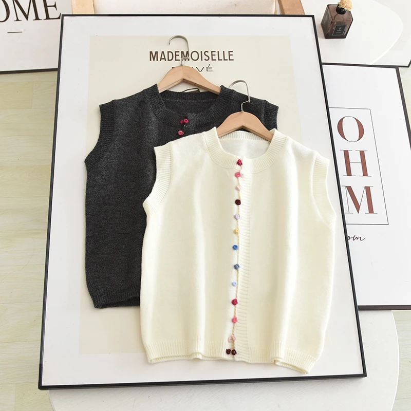 Модный круглый вязаный жилет Ne, женский жилет с тяжелой вышивкой и радужными пуговицами, осень 2023, дизайн, модное чувство
Модный круглый вязаный жилет Ne, женский жилет с тяжелой вышивкой и радужными пуговицами, осень 2023, дизайн, модное чувство
