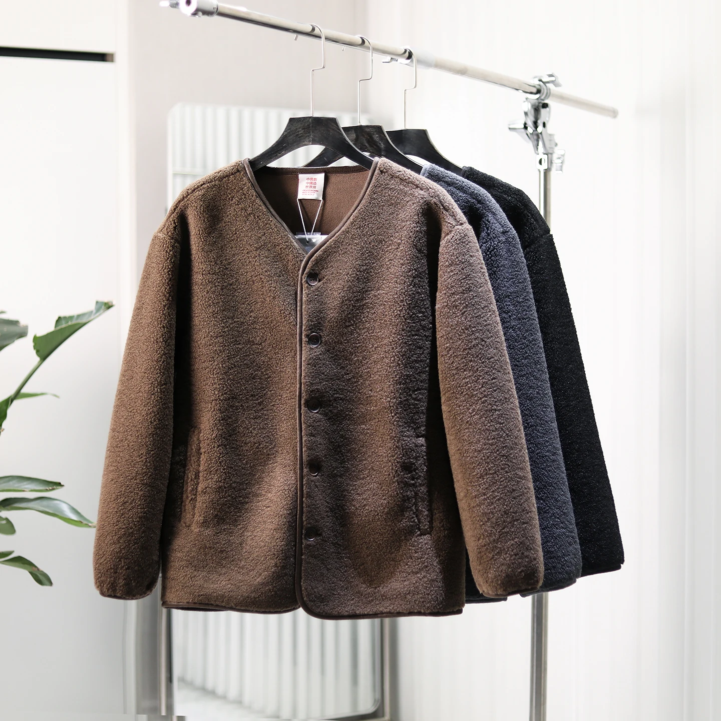 Retro Japanese Sle Men's Jaet Lamb Fur Lined Loose Fit Comfortable Warm No Collar Autumn Winter Outerwear Coat
Retro Japanese Sle Men's Jaet Lamb Fur Lined Loose Fit Comfortable Warm No Collar Autumn Winter Outerwear Coat