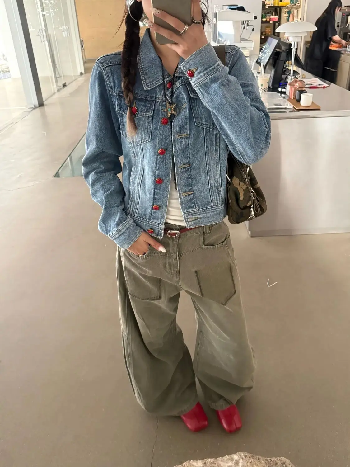 American Retro Front Shoulder Denim Jacket Women's Old Wipe Dirty Buttons Design Sense Slim
American Retro Front Shoulder Denim Jacket Women's Old Wipe Dirty Buttons Design Sense Slim