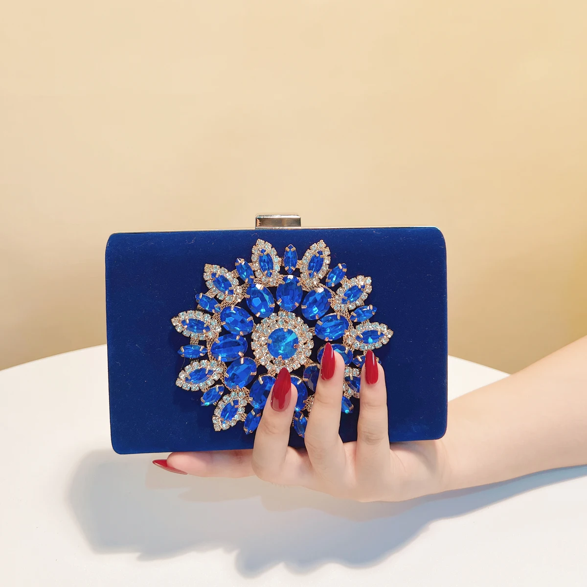 Flower Sun Diamonds Velvet Ladies Autumn Winter Velvet Box Dinner Bag Sparkly Rhinestone Decoration Banquet Bag Clutch Evening B
Flower Sun Diamonds Velvet Ladies Autumn Winter Velvet Box Dinner Bag Sparkly Rhinestone Decoration Banquet Bag Clutch Evening B