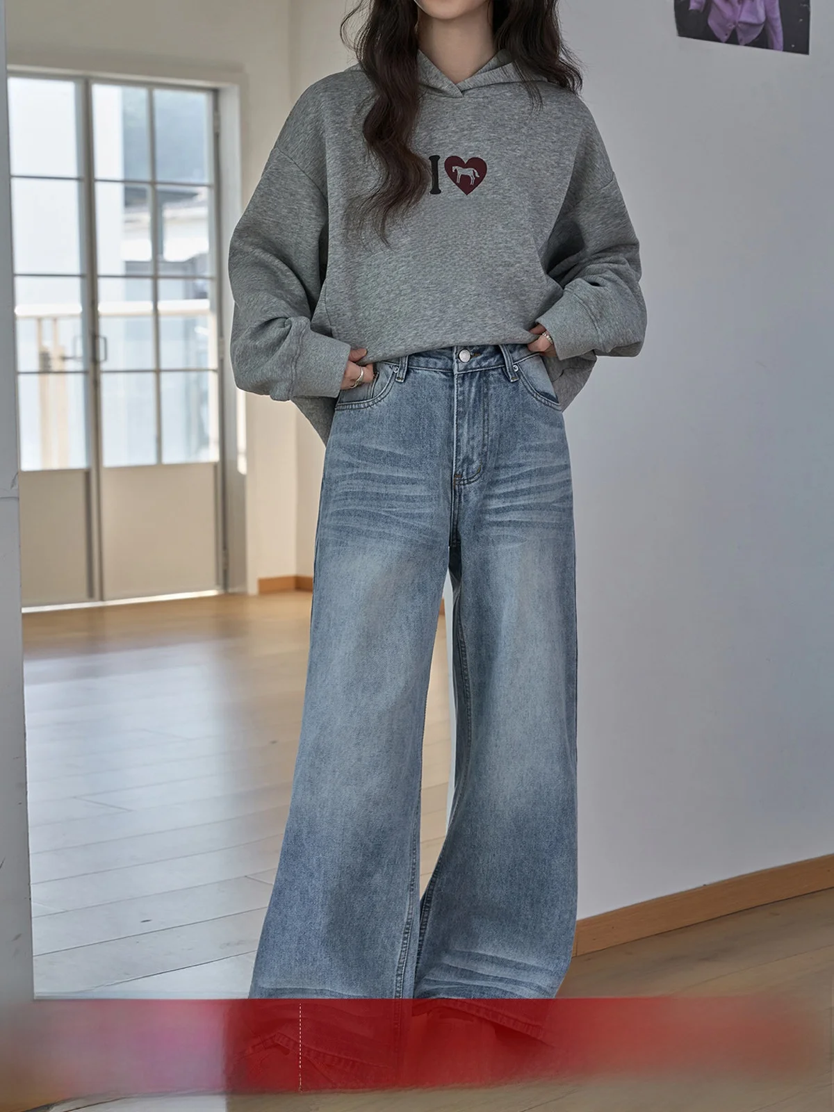 Синие женские джинсы с высокой талией и широкими штанинами, свободные прямые джинсовые брюки, весенняя новинка, стройнящие брюки для повседневной носки
Синие женские джинсы с высокой талией и широкими штанинами, свободные прямые джинсовые брюки, весенняя новинка, стройнящие брюки для повседневной носки