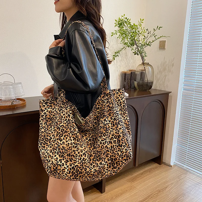 Leopard Print Canvas Bag Luxury Designer Handbag Women Large Capacity Autumn Winter Casual Single Shoulder Shopping Bag Class
Leopard Print Canvas Bag Luxury Designer Handbag Women Large Capacity Autumn Winter Casual Single Shoulder Shopping Bag Class
