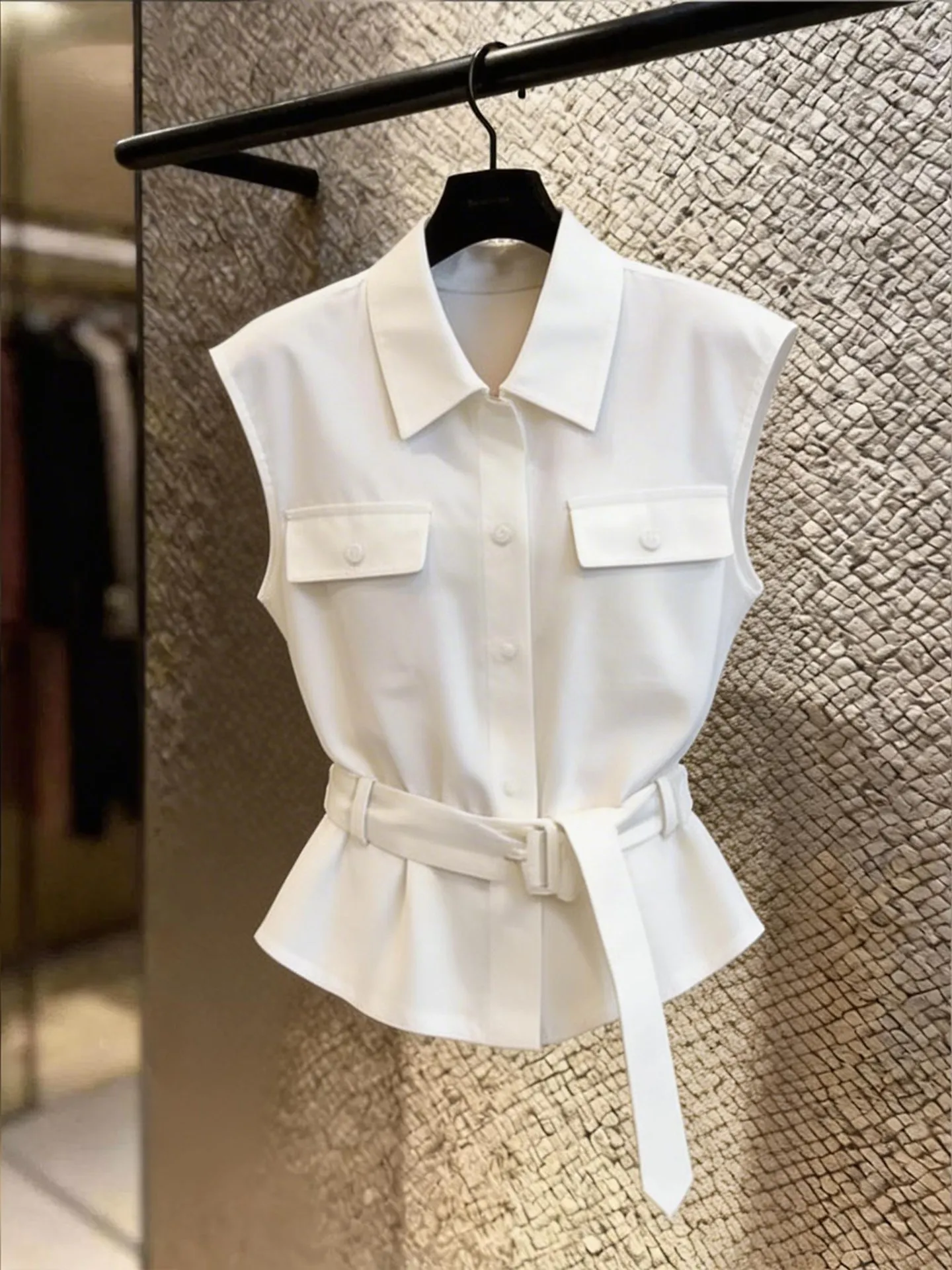 Elegant White Sleeveless Waist-Cinching Shirt for Women Fashionable Slimming Knot-Style Top Commute-Ready High-Waist Design
Elegant White Sleeveless Waist-Cinching Shirt for Women Fashionable Slimming Knot-Style Top Commute-Ready High-Waist Design