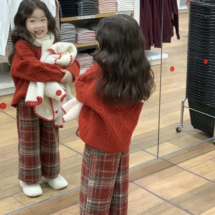 Korean Children's Clothing 2024 New Winter Girls' Set Christmas and New Year Diamond Grid Knitted Sweater+red Grid Pants
Korean Children's Clothing 2024 New Winter Girls' Set Christmas and New Year Diamond Grid Knitted Sweater+red Grid Pants