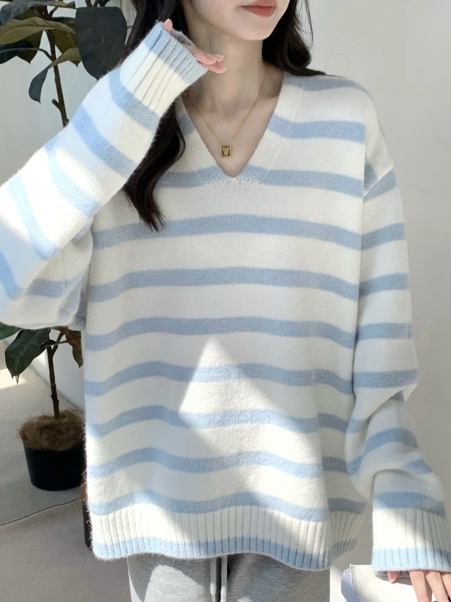 Loose V-ne Knitwear Women's Autumn Winter White Stripes Long Sve Top Korean Sle Casual Comfortable Faion Design
Loose V-ne Knitwear Women's Autumn Winter White Stripes Long Sve Top Korean Sle Casual Comfortable Faion Design