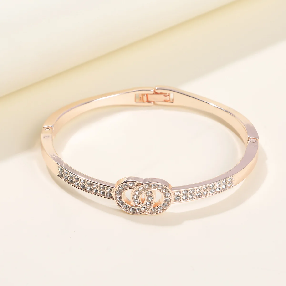 New and hot-selling luxury diamond-encrusted round classic stainless steel charm bracelets, ideal gifts for women and girls.
New and hot-selling luxury diamond-encrusted round classic stainless steel charm bracelets, ideal gifts for women and girls.