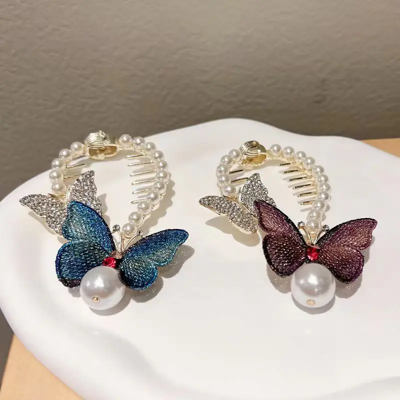 Pearl Butterfly Rhinestone Ball Head Clip for Women High-end Rhinestone Ball Head Clip Back of The Head Inverted Combing Tool
Pearl Butterfly Rhinestone Ball Head Clip for Women High-end Rhinestone Ball Head Clip Back of The Head Inverted Combing Tool