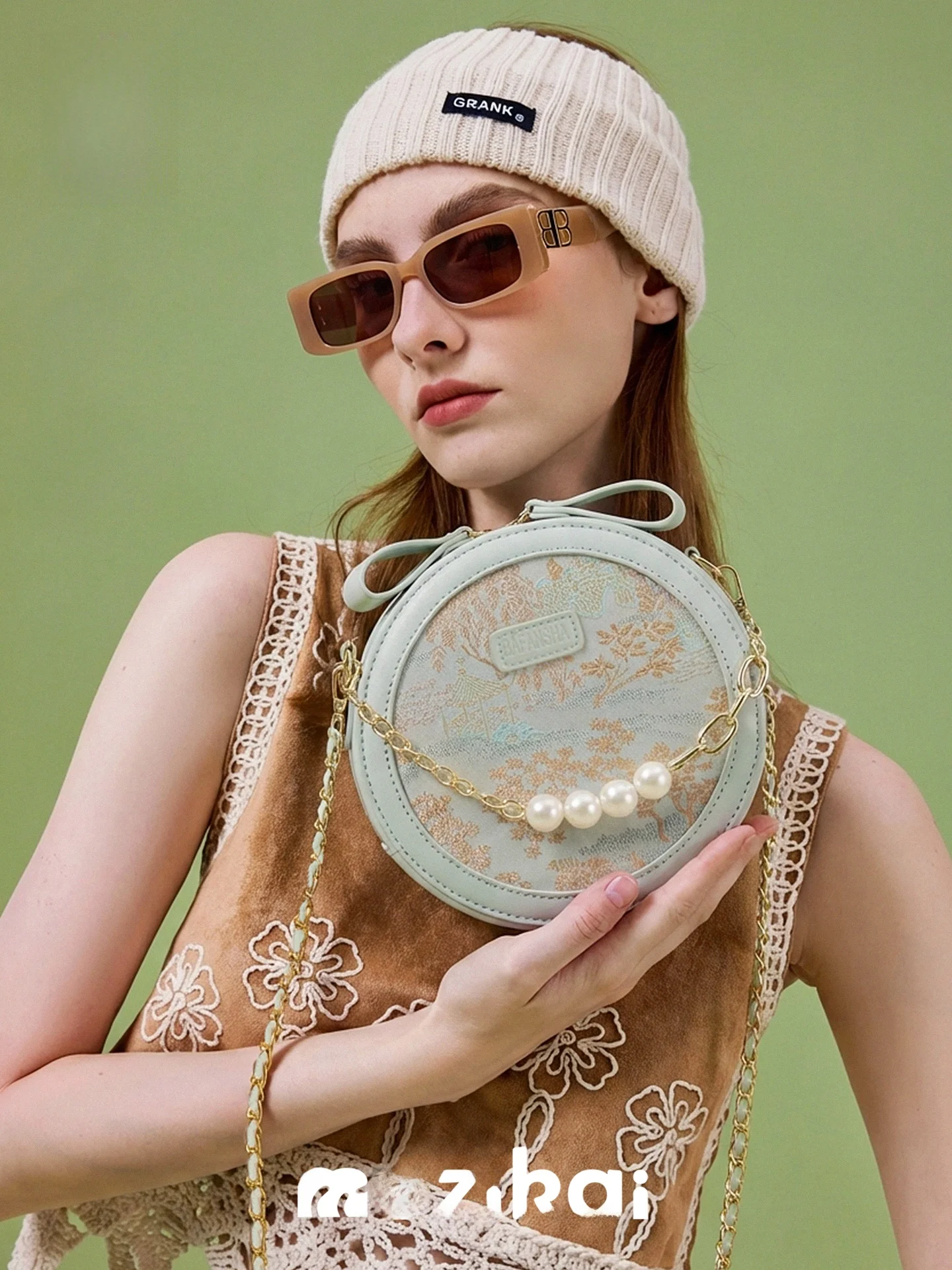 MuziKai New Chinese Style Embroidered Chain Crossbody Bag Women's Fashionable round Cake Bag 2026 New Arrival Ladies Purse
MuziKai New Chinese Style Embroidered Chain Crossbody Bag Women's Fashionable round Cake Bag 2026 New Arrival Ladies Purse