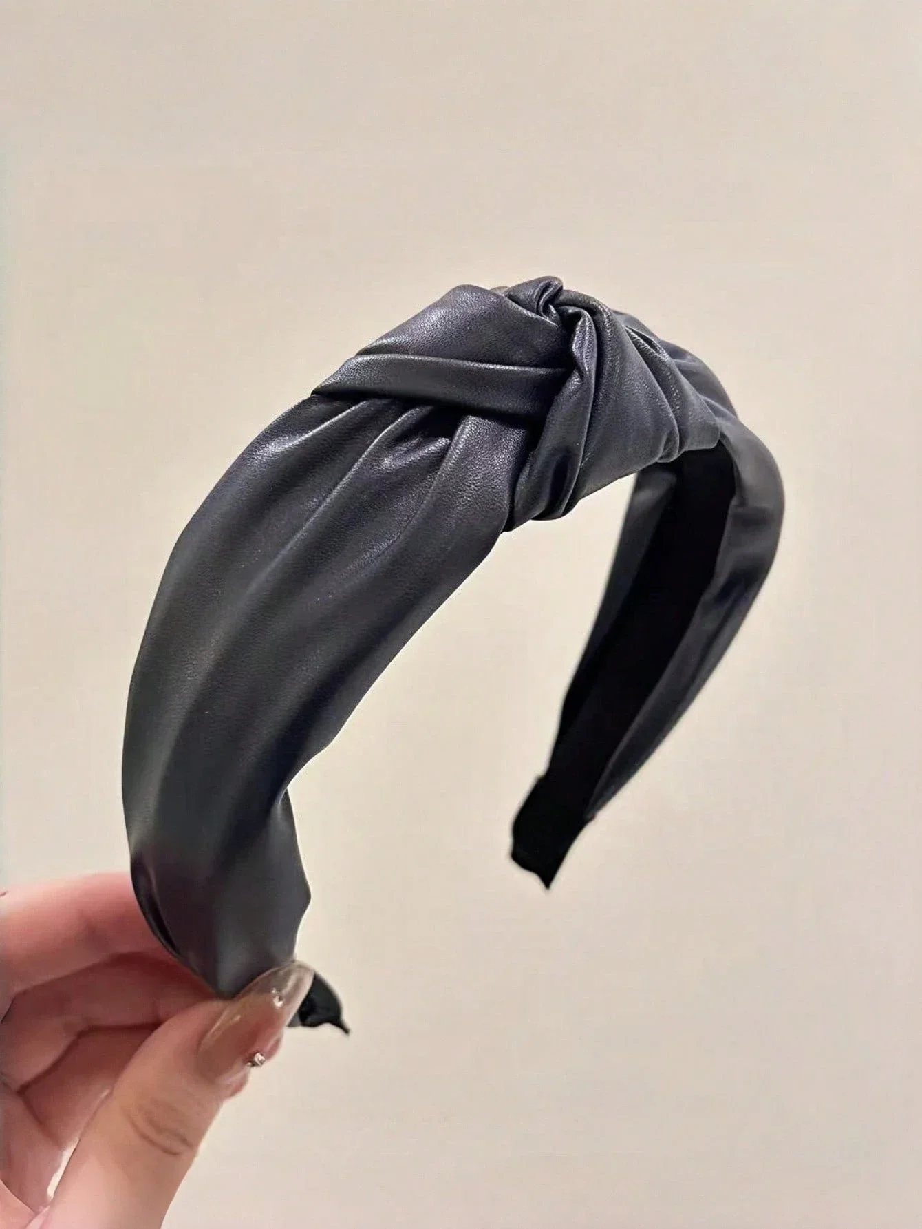 Korean Style Soft Faux Leather Wide Twist Headband Minimalist Solid Color Hair Accessory
Korean Style Soft Faux Leather Wide Twist Headband Minimalist Solid Color Hair Accessory