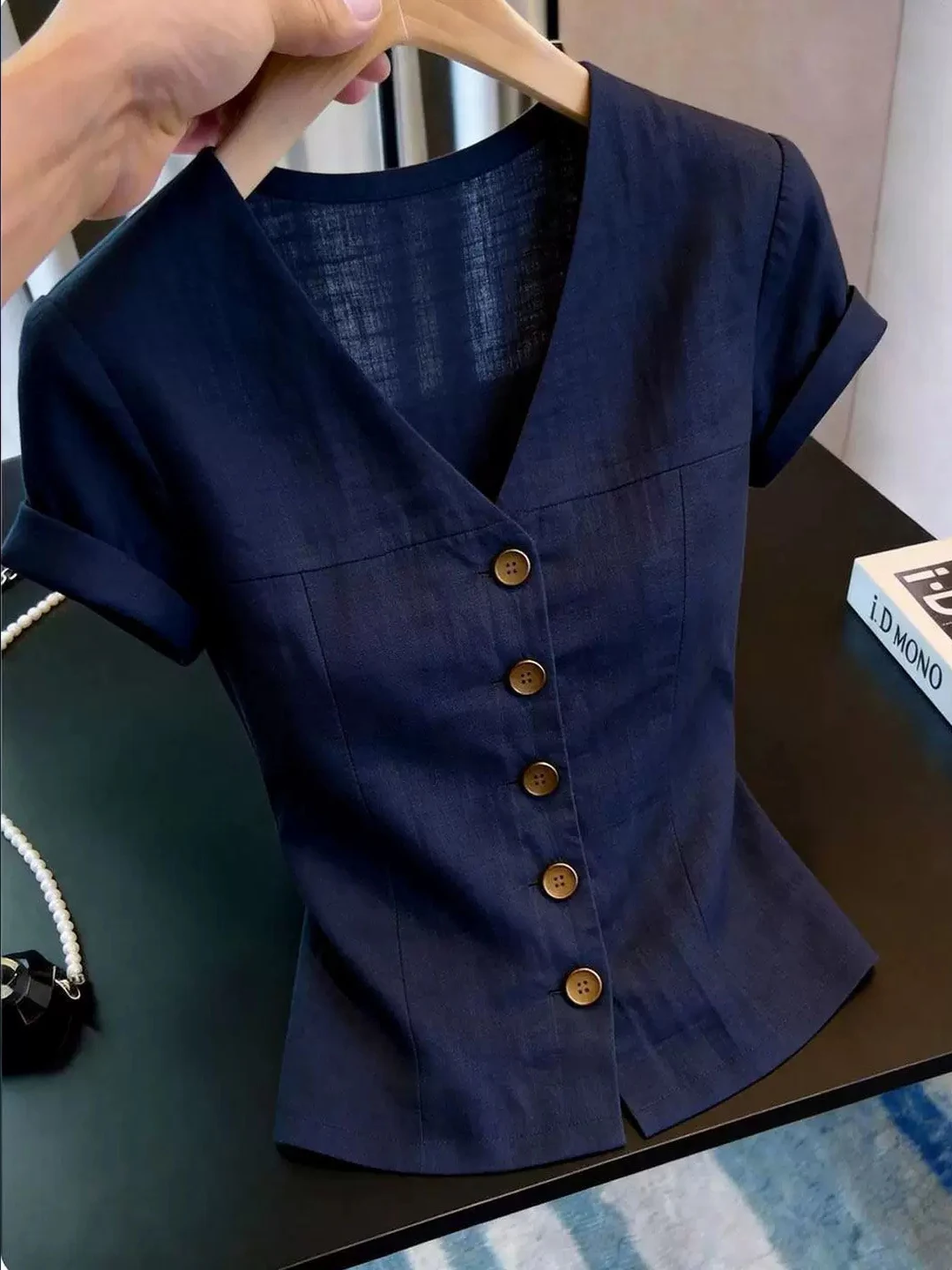 Minimalist V-Neck Short Sleeve Single Button Pure Color Summer Shirt Women's Fashion Sun Protection Top Breathable Regular Fit
Minimalist V-Neck Short Sleeve Single Button Pure Color Summer Shirt Women's Fashion Sun Protection Top Breathable Regular Fit
