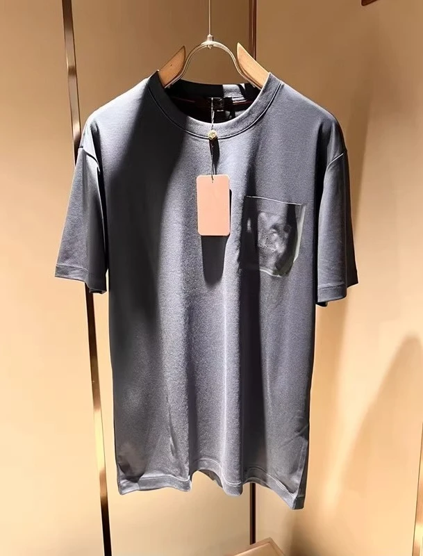 LP Итальянская 25ss футболка из мерсеризованного хлопка с круглым вырезом и карманами, деловая повседневная футболка с короткими рукавами
LP Итальянская 25ss футболка из мерсеризованного хлопка с круглым вырезом и карманами, деловая повседневная футболка с короткими рукавами