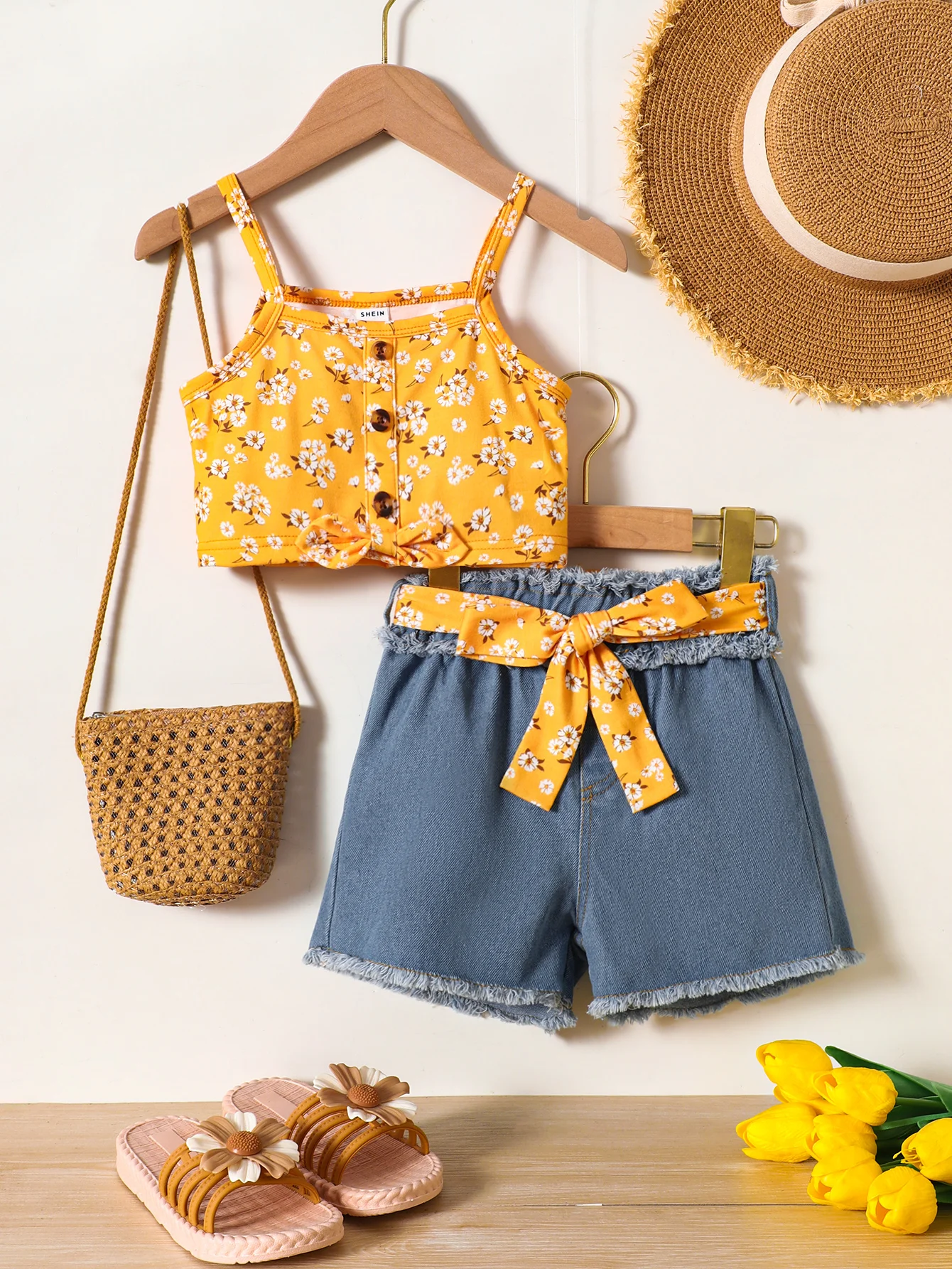 Girls' Set Sling Top Sleeveless Button Short Top Belt Waist Shorts Beach New Fashion Bag Travel Home
Girls' Set Sling Top Sleeveless Button Short Top Belt Waist Shorts Beach New Fashion Bag Travel Home