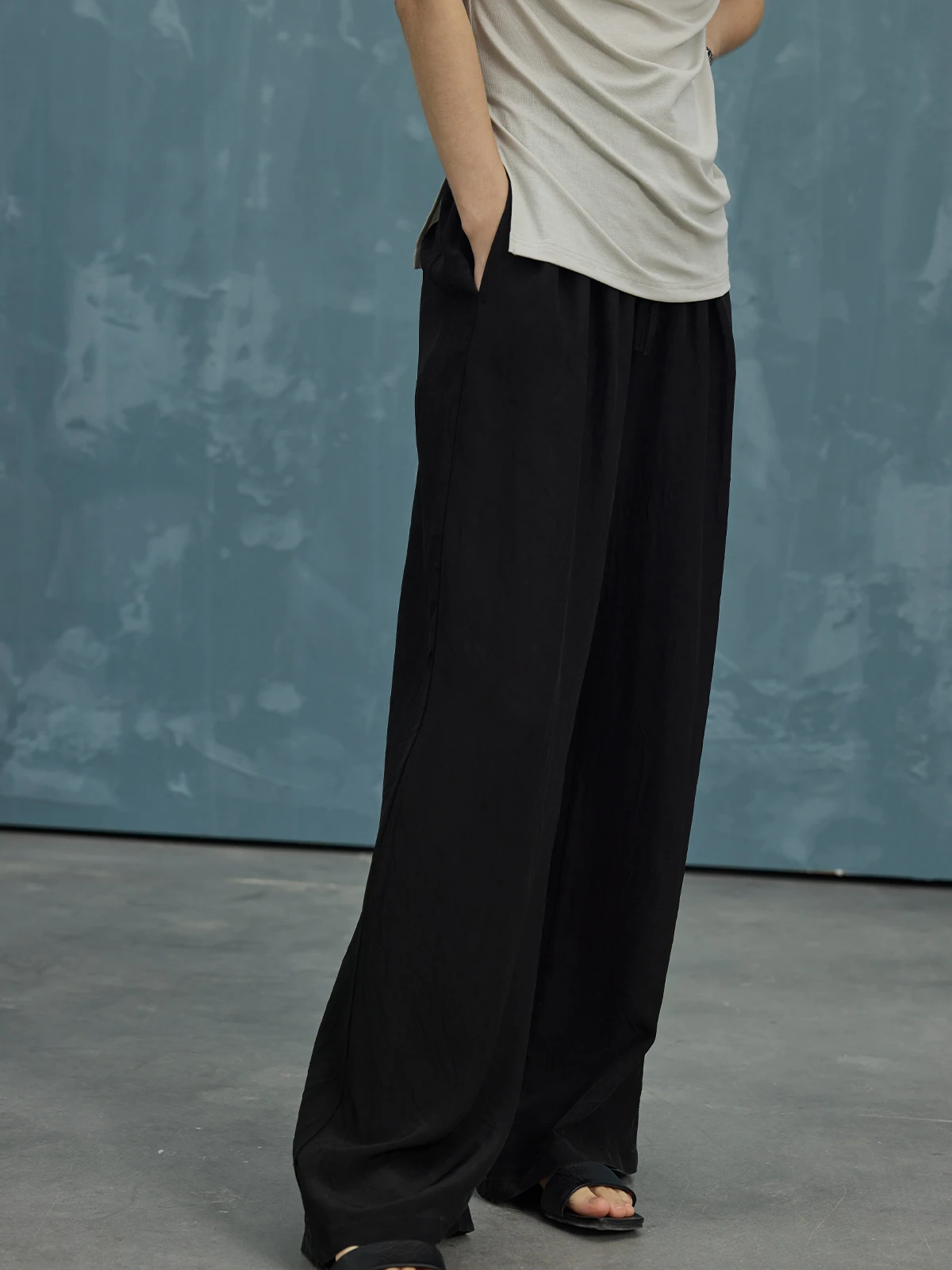 Moofeel Silk Wrinkle Wide Leg Pants Black Thin Cool High Waist Straight Long Trousers Summer 2024 Casual Commute Style
Moofeel Silk Wrinkle Wide Leg Pants Black Thin Cool High Waist Straight Long Trousers Summer 2024 Casual Commute Style
