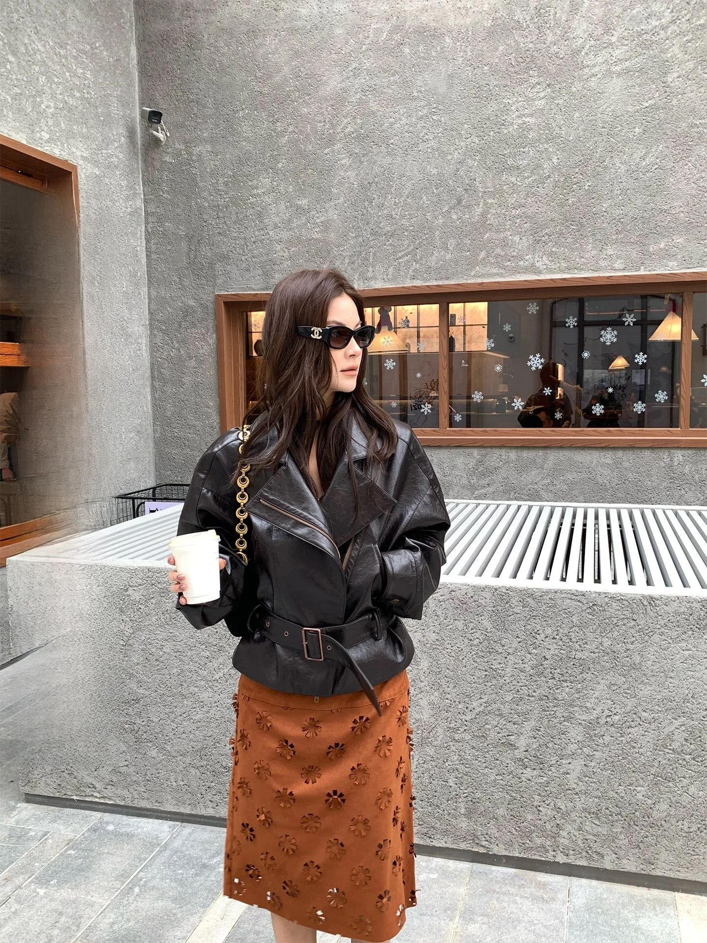 Retro Motorcycle Sle ort Bla Leather Jaet Women's Stand Collar Slimming Versatile Biker Jaet Outerwear by Mar
Retro Motorcycle Sle ort Bla Leather Jaet Women's Stand Collar Slimming Versatile Biker Jaet Outerwear by Mar