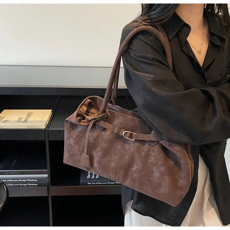 Женская большая сумка из кожи с изогнутым принтом и Парижская повседневная винтажная легкая мягкая пригородная сумка в повседневном стиле
Женская большая сумка из кожи с изогнутым принтом и Парижская повседневная винтажная легкая мягкая пригородная сумка в повседневном стиле 