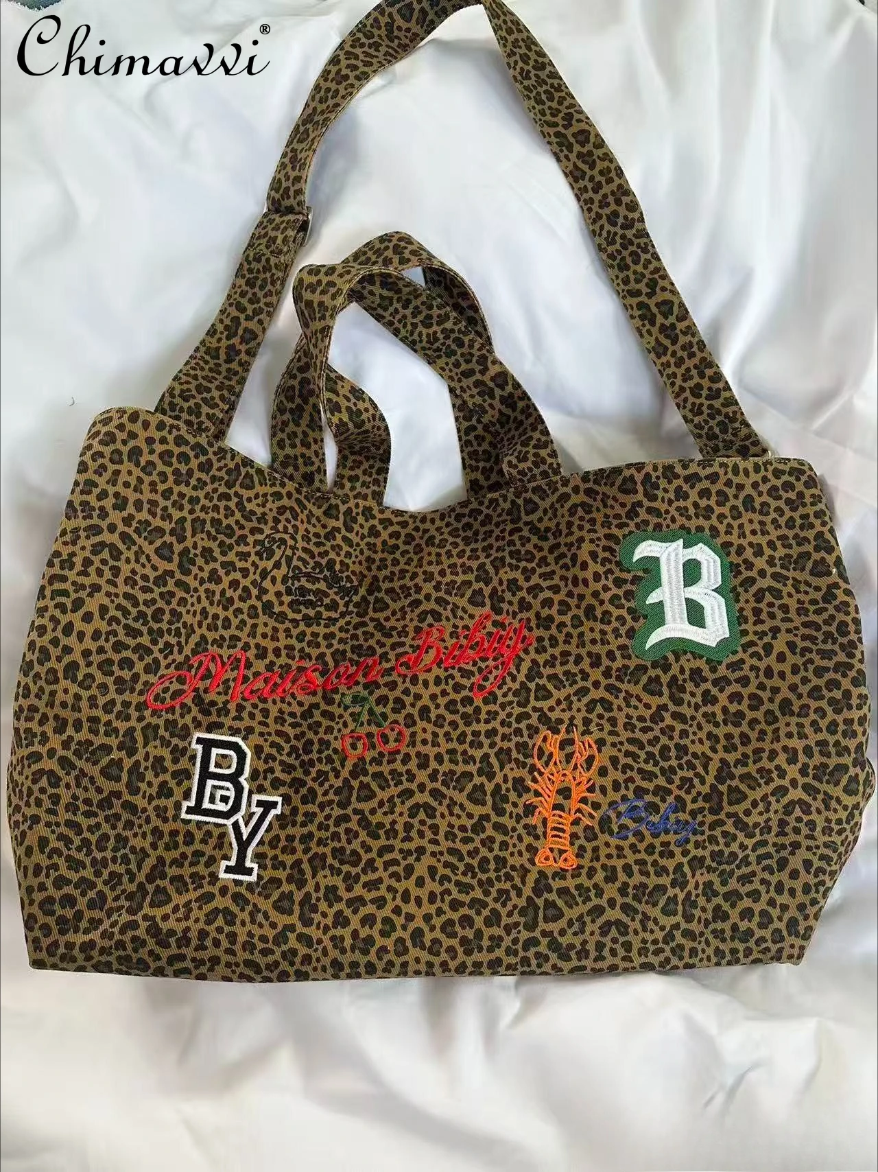 2026 New Japanese Fashion Letter Leopard Patch Embroidered Tote Bag Sweet Cool Girl Women Casual Versatile Shoulder Handbag
2026 New Japanese Fashion Letter Leopard Patch Embroidered Tote Bag Sweet Cool Girl Women Casual Versatile Shoulder Handbag
