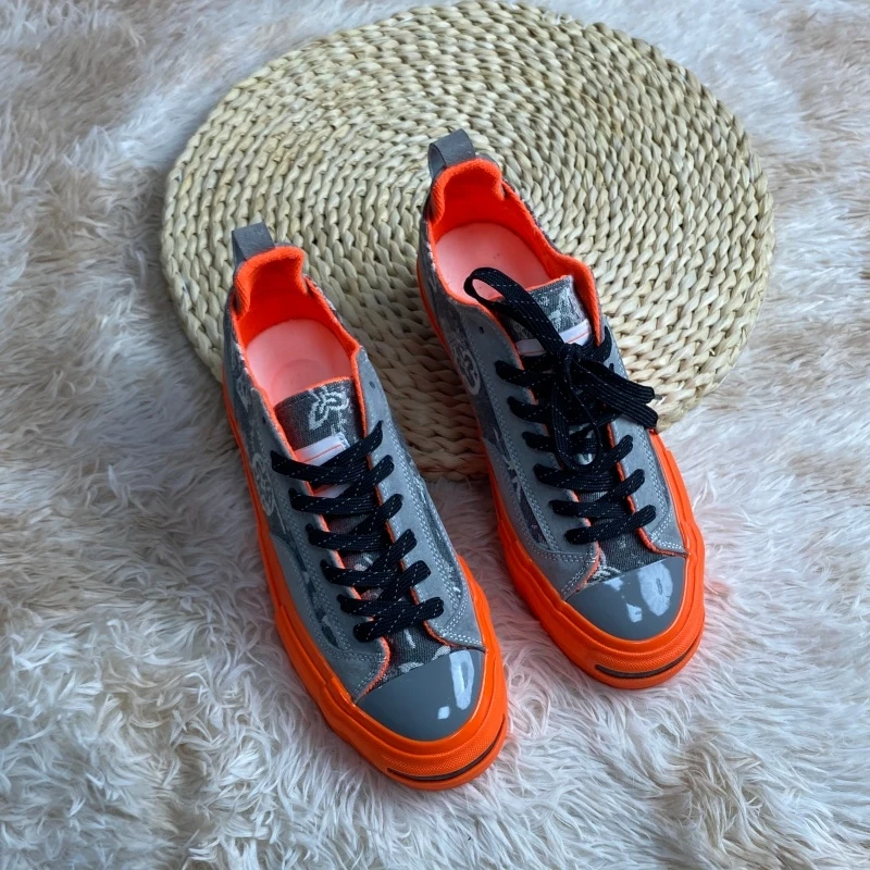 Small niche vintage graffiti thick soled canvas shoes gray orange color blocking retro casual board shoes American street style
Small niche vintage graffiti thick soled canvas shoes gray orange color blocking retro casual board shoes American street style