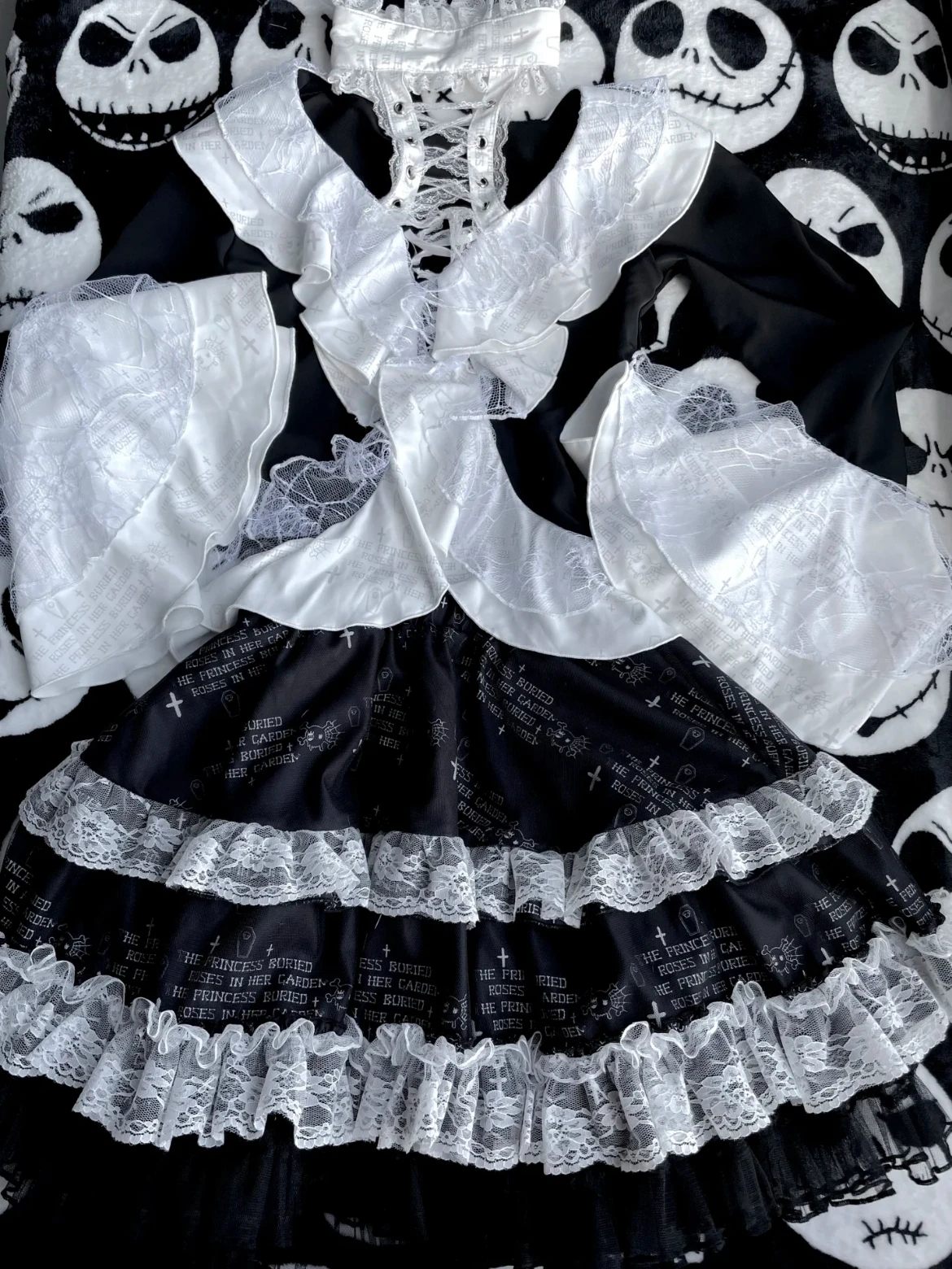 Japanese Style Lolita Coat Cute Hot Girl Subculture Lace-up Goth Lace Heavy Craft Bell Sleeve Ruffled V-neck Punk Top for Women
Japanese Style Lolita Coat Cute Hot Girl Subculture Lace-up Goth Lace Heavy Craft Bell Sleeve Ruffled V-neck Punk Top for Women