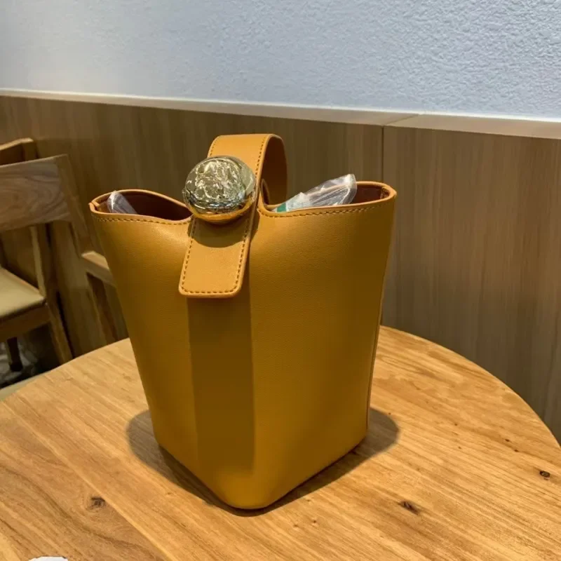 Women Bucket Bags Mini Pebble Designer Leather Handbags with Golden Button
Women Bucket Bags Mini Pebble Designer Leather Handbags with Golden Button