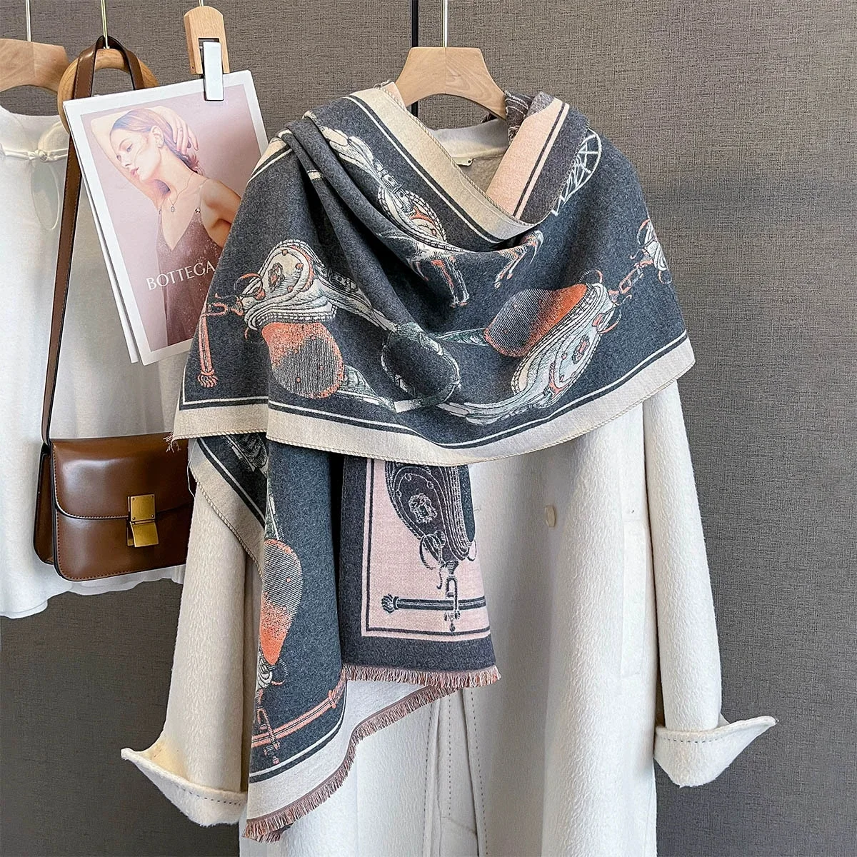 Luxury Brand Cashmere Women Vintage Print Scarves Winter Warm Shawl and Wrap Bandana Pashmina Female Foulard Thick Blanket Scarf
Luxury Brand Cashmere Women Vintage Print Scarves Winter Warm Shawl and Wrap Bandana Pashmina Female Foulard Thick Blanket Scarf