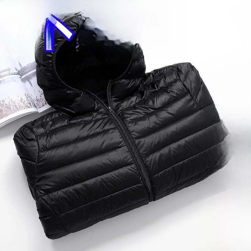 Ультратонкая мужская зимняя куртка из хлопка с пуховым наполнителем, новая корейская версия, приталенный крой, легкое пальто с капюшоном и воротником-стойкой
Ультратонкая мужская зимняя куртка из хлопка с пуховым наполнителем, новая корейская версия, приталенный крой, легкое пальто с капюшоном и воротником-стойкой